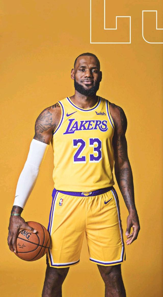 詹姆斯关键时刻稳住节奏（詹姆斯在关键时刻掌控节奏）