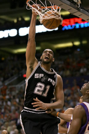 女足英联杯中发生暴力冲突，一名球员抓住对手脖子将其摔倒（女足英联杯爆发冲突：球员抓住对手颈部将其放倒）