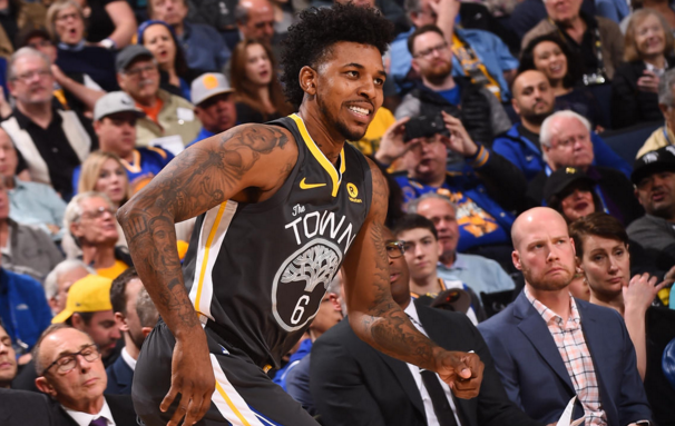 如何评价？CBA杯多人因地板贴纸滑倒引争议：希望引起重视（CBA杯地板贴纸致多名球员滑倒引发争议：亟待重视）