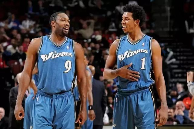 TA：多家豪门关注小将斯密特，阿尔克马尔对其估价约6000万欧（TA：阿尔克马尔为小将斯密特标价约6000万欧，多家豪门正在关注）