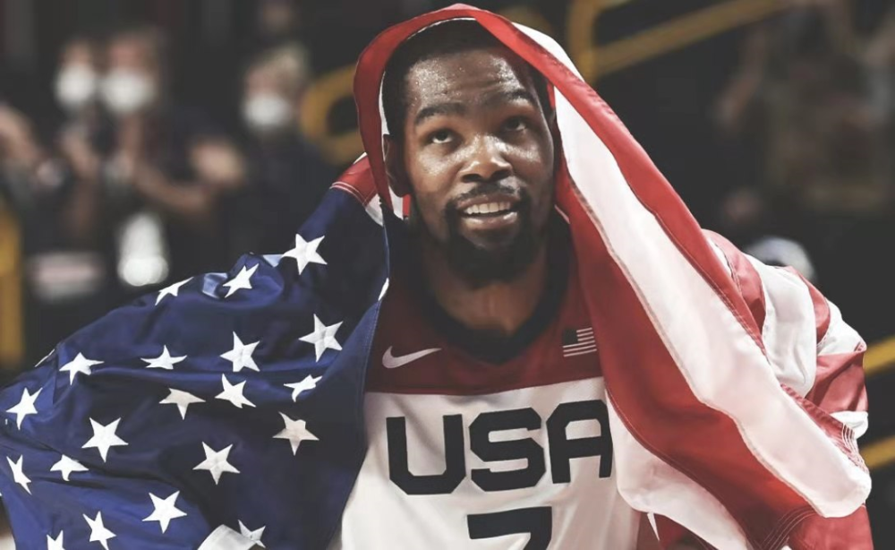 球星赛后向看台深深鞠躬（赛后球星面向看台致以深深一礼）